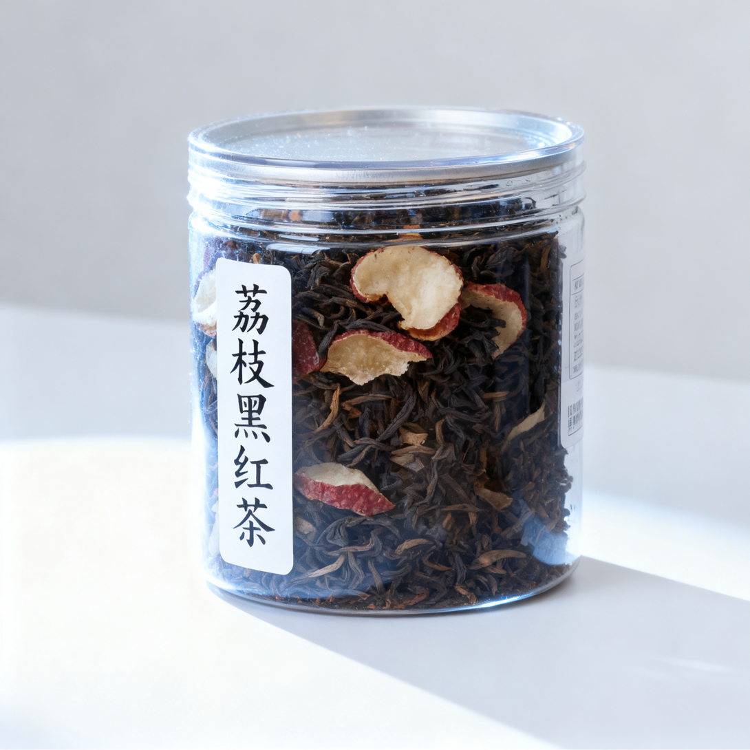 Jar of black tea leaves with dried fruit pieces, labeled with Chinese characters, on a light background.