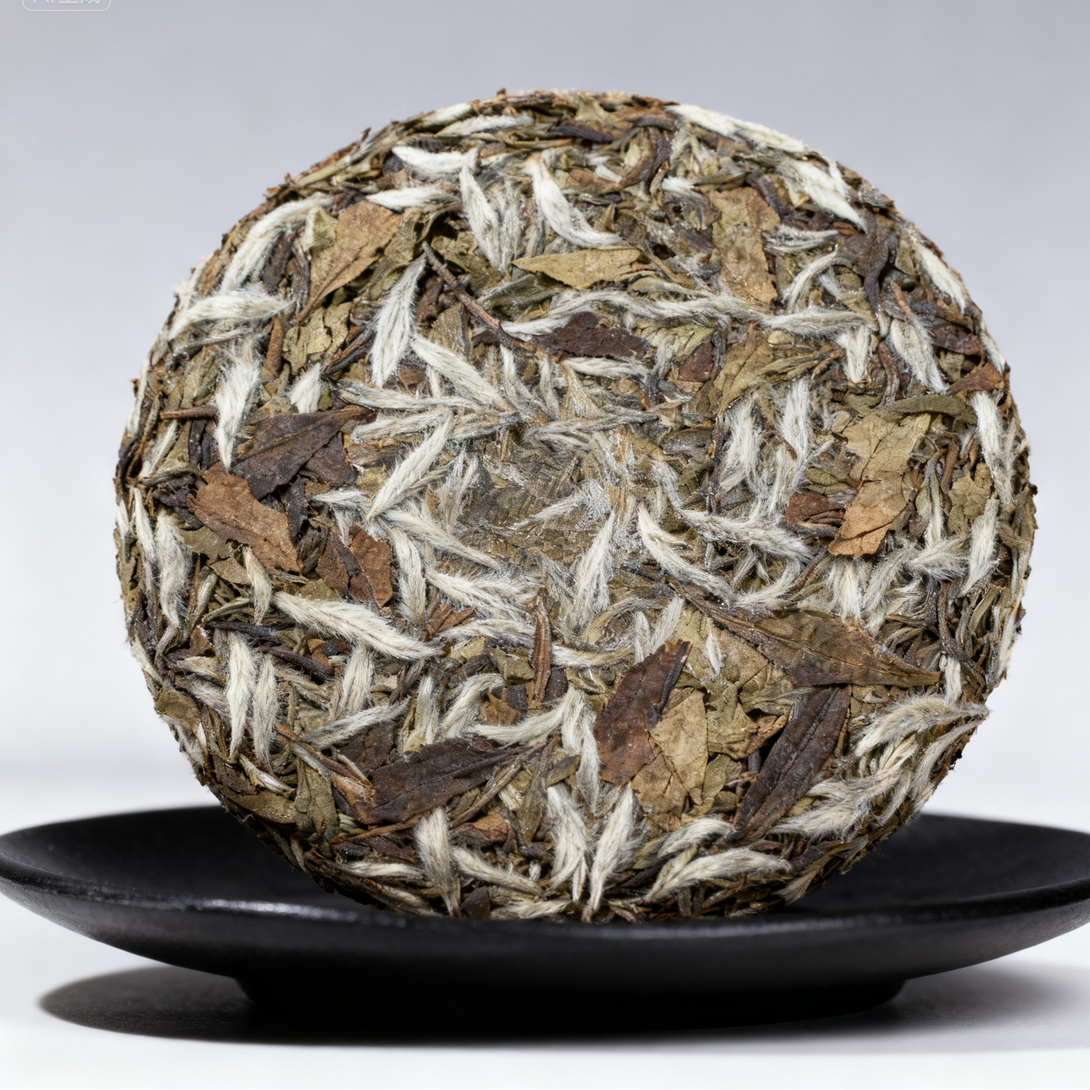 Golden-yellow liquor of White Eyebrow Shoumei Fuding White Tea in glass teacup